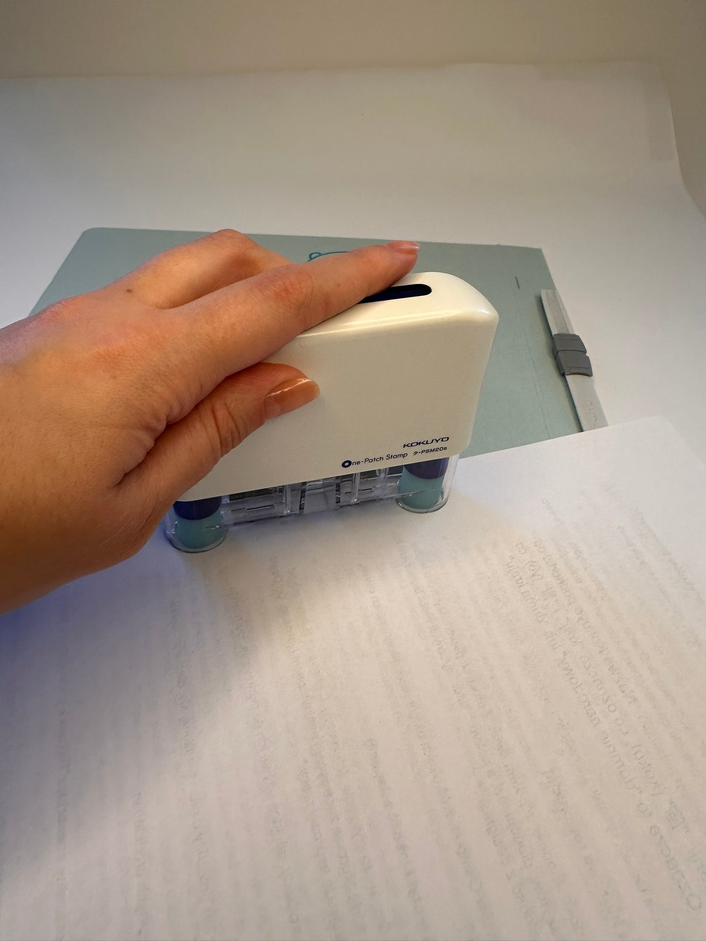 Kokuyo One-Punch Stamp – stempel do naklejek wzmacniających, 2 otwory